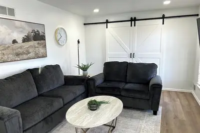 Image de Ultimate 2 King Ensuite Contemporary 14 guests + Apt 5Bdrm