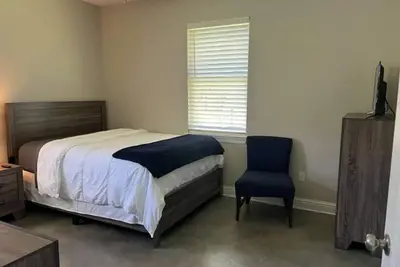 Image de New & Fresh! 2 Br, 1 Ba House for Ip & Contractors