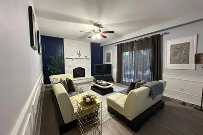 Image de Charming Group Getaway Home Near the Lake – Perfect for Holidays & Reunions!