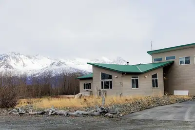 Image de The Crown Mountain House – Spacious, Modern Home with Private Runway