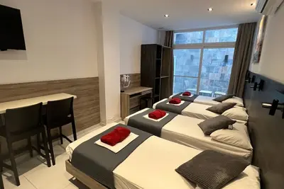 Image de Purple 5: Studio Apartment in St. Julian's (Lower Ground)