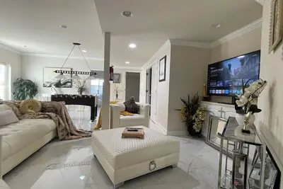 Image de Minutes from I495\/200\/95, Dc and Va. Family sized guest suite with games to play