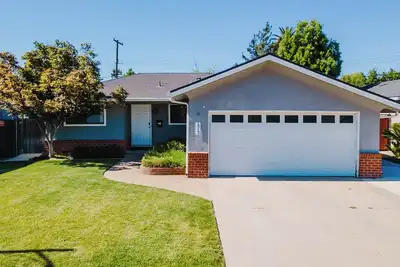 Image de Charming, Quite and Quaint  3-bedroom house with WiFi and Ac in Lodi