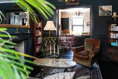 Image de Vintage townhouse w/ wood burner, leafy garden, close to the sea