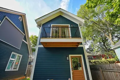 Image de Tiny Home by the Beltline and The Eastern. Great, walkable location