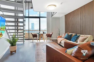 Image de KozyGuru | Darling Harbor | 200° View Stylish Loft