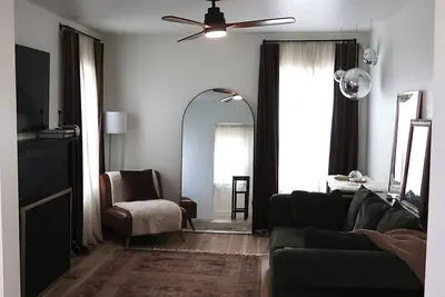 Image de Clean home, walking distance to many businesses—close to downtown!