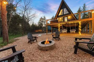 Image de Modern Creekside A-Frame w/Hot Tub & Forest Views