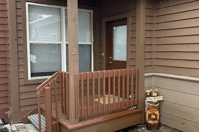 Townhome - 2 living areas - private hot tub - Dog friendly - Great Hiking