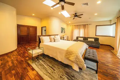 Image de Spacious 6-bedroom beachfront estate with hot tub, Ac, near shopping center