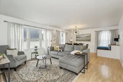 Image de Sunlit 2br Upper Near Downtown, Quiet Street + Free Parking