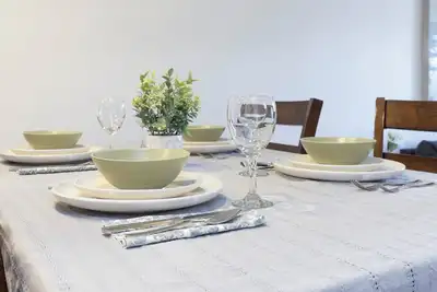 Image de 5 min to Ymca 1250 square foot west side Full Upper Legal Suite w full kitchen
