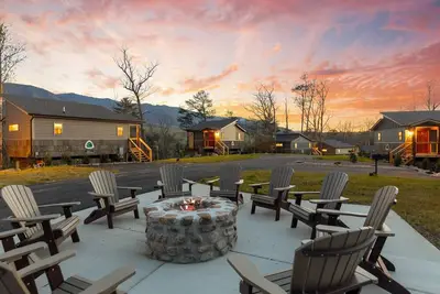 Image de Hot Tub Treehouse Cabin #5 | 24 min to Gatlinburg