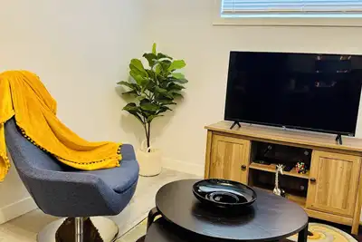 Image de 2-bedroom apartment in wonderful Sw Edmonton with WiFi, fitness equipment.