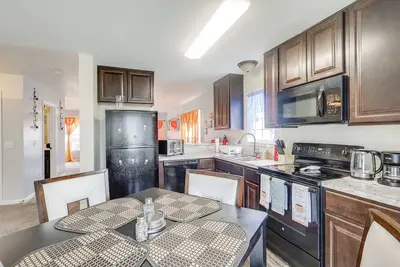 3 Mi to Dtwn: Townhome w/ Deck in Dover