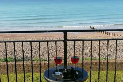 Image de An idyllic 2 bedroom apartment situated On-the-Beach in West Sussex