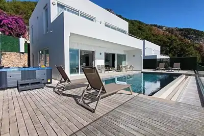 Image de Charming Villa with a Pool