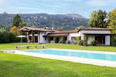 Image de Villa à Lesa avec 4 chambres à coucher, 8 couchages