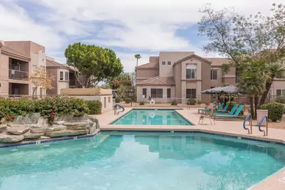 Image de Modern 2br Retreat with Pool, Gym & Balcony