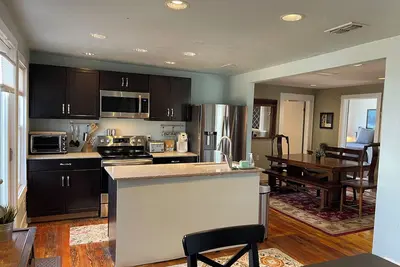 Image de Cozy 2/1 Treehouse in Brykerwoods Neighborhood