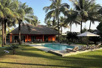 Image de Magnifique villa près de l’océan avec piscine privée et jardin arboré.