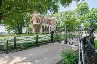 Image de Historic 1850 Towering Italianate Mansion