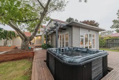 Image de 5br Retreat – Garden & Deck Near Airport