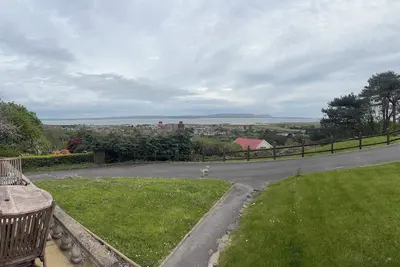 Image de Raphael House - Welsh Sea View Cottage with Jacuzzi