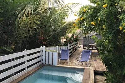 Image de Dans un écrin de verdure, T4 de charme, près des plages et du golf de l'île!