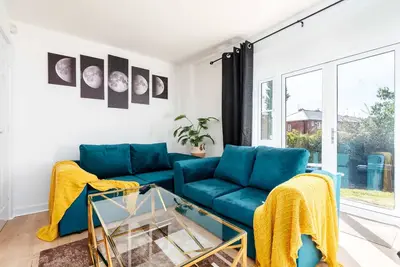 Image de Garden | 6 Single Beds | 15% Off | Driveway | Bbq