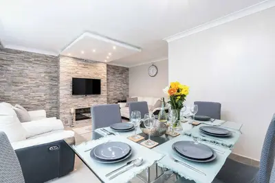 Image de 15% Off | Sleeps 6 | City Centre | Free Parking