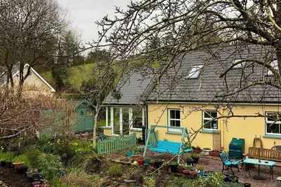 Streamside cottage on the Wild Atlantic Way with WiFi & Parking