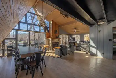 Image de Whitetail Creek Retreat by Innsbrook Vacations!