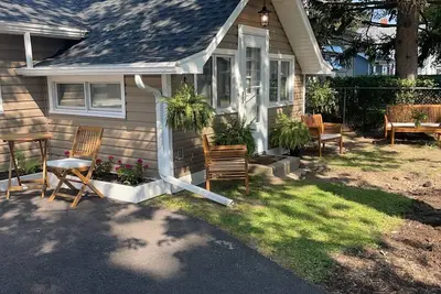 Charming 1-bedroom bungalow in Irondequoit with Water Views and Access!