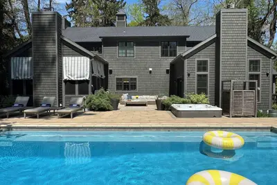 Image de 4 bdrm, 3. 5 bath retreat w/pool, spa, large yard & fire pit. 5 min walk to beach