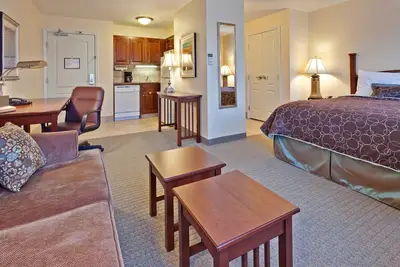 Image de Free Breakfast Buffet Daily. Indoor Pool. Gym. Studio in a Great Location.