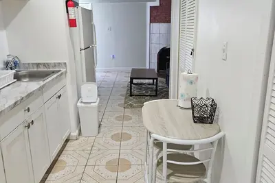 Image de Cozy Finished Basement with 1-bedroom, living Space Ac, WiFi in charming Laurel