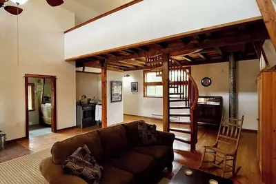 Image de Fully Renovated 1800s Red Barn Close to Everything