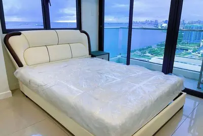 Image de This seaview condo overlooking Manila Bay offers quiet comfort and inner joy