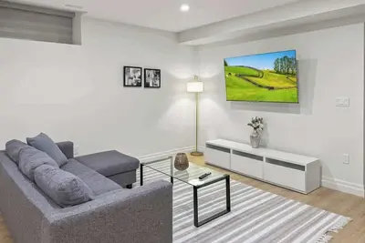 Image de Stylish 2-Br Basement Suite with Private Entrance