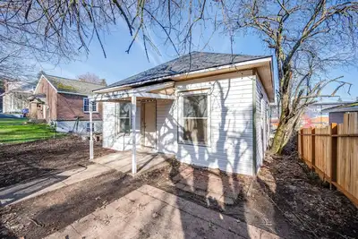 Updated 2-bedroom single family house in downtown Pullman