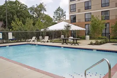 Image de King Suite. Free Breakfast. Outdoor Pool. Gym. Relaxing Retreat!