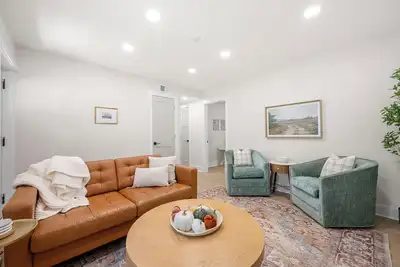 Image de Charming 2-bedroom apartment in lovely downtown Roswell.