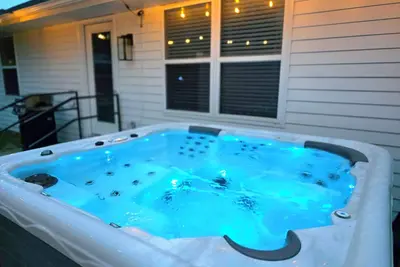 Image de Modern Retreat w/ Hot Tub, Game Room & King Suite! & More