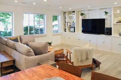 Image de 2-bed townhome w/ Ac in the Heart of Ballad, walkable to shops and restaurants!