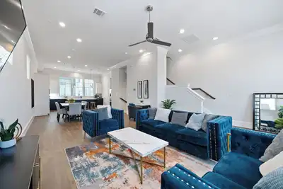 Image de Luxury Dt Condo with Game Lounge!