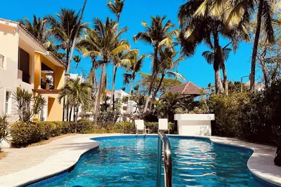 Image de Amazing Beachside Penthouse with a pool table - 2 minute walk to private beach