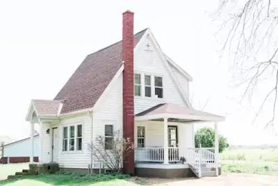 Image de Sugarland Farmhouse - Charming 2-bedroom on 10 acre farm + class 2 trout stream