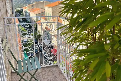 Image de Appartement de charme 4 personnes, immeuble 1930, centre ville de Porto Vecchio
