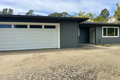 Image de Beautiful 4 Bd home, 1. 5 Miles from the Beach